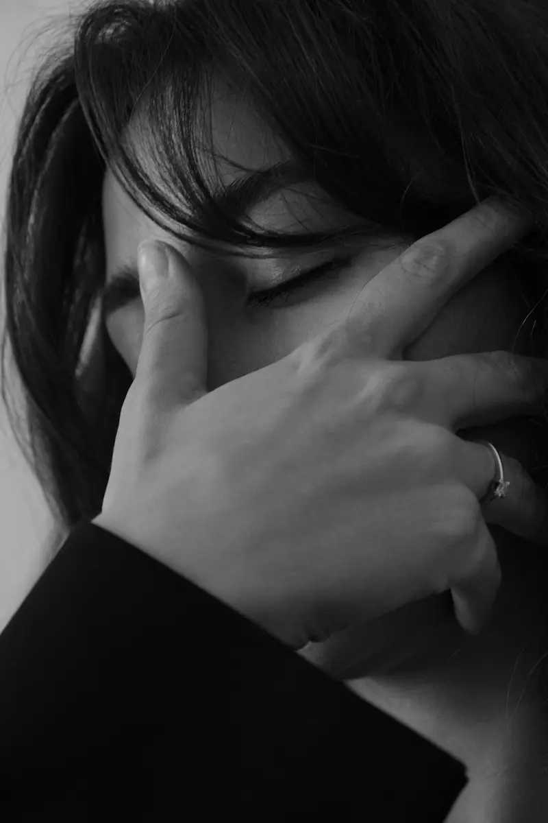 Detail tangan di wajah dalam hitam putih