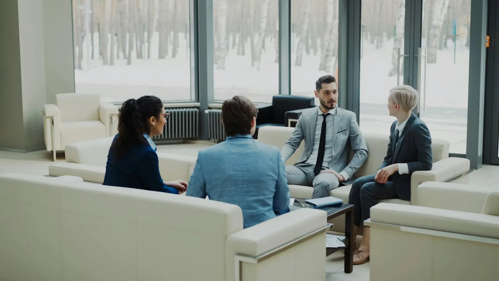 Tim Arah Advisory dalam rapat santai di kantor