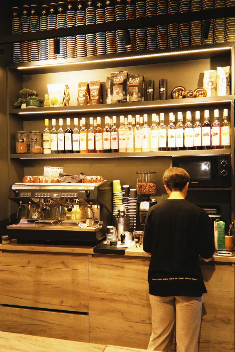 Barista menyiapkan kopi di meja bar