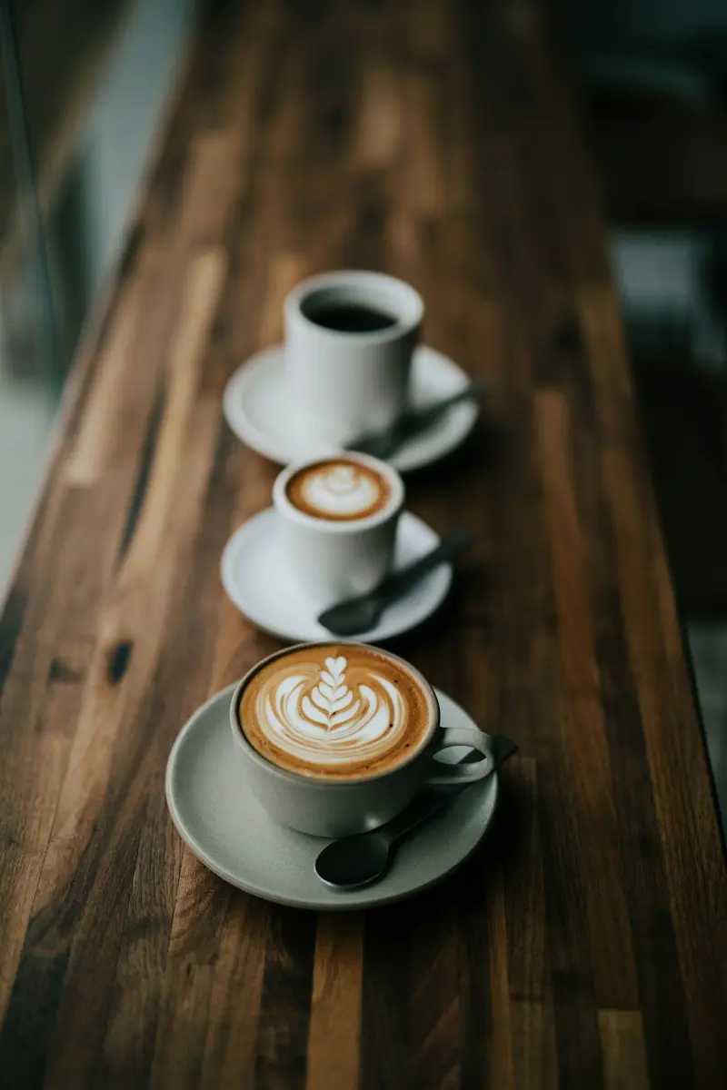 Dua cangkir latte dengan latte art